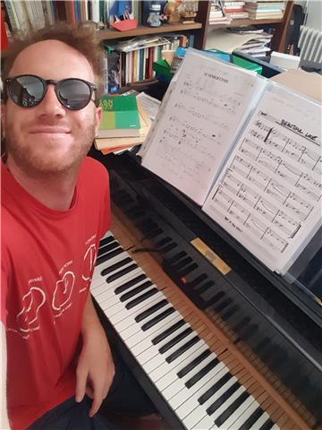 Diplomato in pianoforte jazz impartisce lezioni di pianoforte pop e jazz, tastiere, basso e chitarra pop/rock, teoria musicale, armonia e solfeggio, arrangiamento, composizione e scrittura musicale