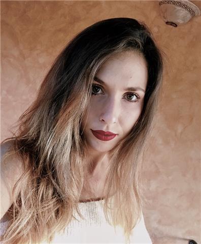 Sono una ragazza di 22 anni. Essendo madrelingua italo-americana, possiedo la padronanza sia della lingua inglese sia di quella italiana. Sono disponibile per lo svolgimento dei compiti ma anche nel caso qualcuno sia interessato ad esercitarsi con la conv
