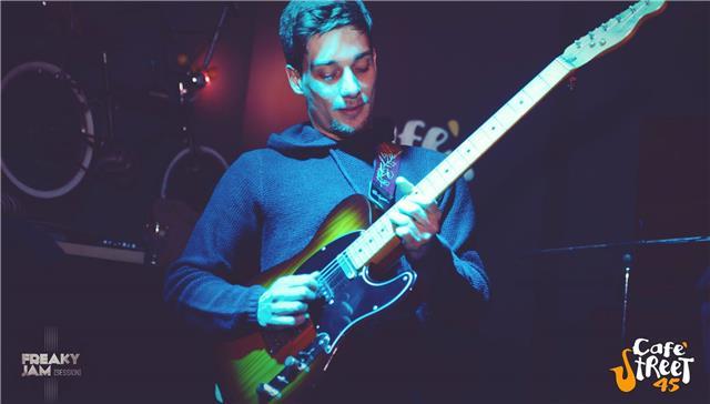 Chitarrista e musicista impartisce lezioni di musica e chitarra