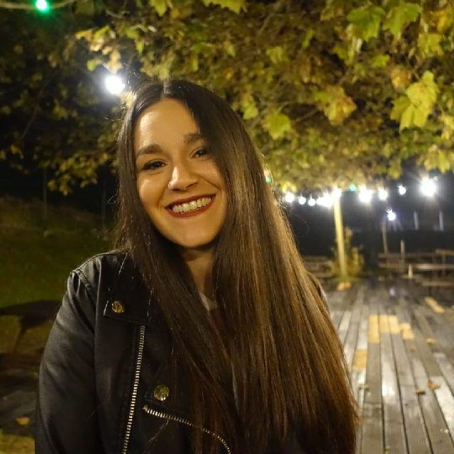 Estudiante de magisterio de educación primaria se ofrece para impartir clases a niños/as de entre 6 y 12 años. disponibilidad y precio negociable