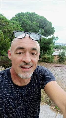 Soy una persona alegre y positivo. Yo quiero que disfrutes la clase !