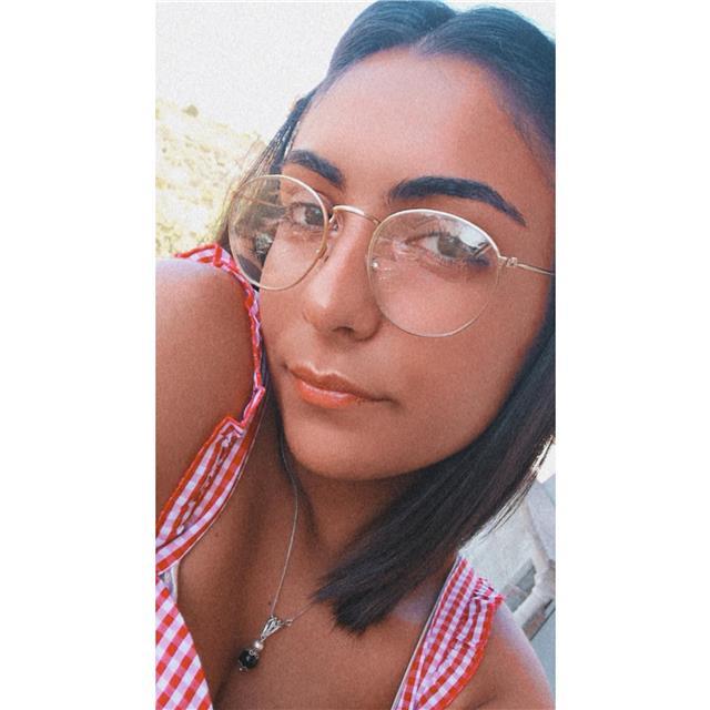 Ragazza madrelingua, diplomata al liceo linguistico E. Fermi offre disponibilità per lezioni di francese, inglese e spagnolo