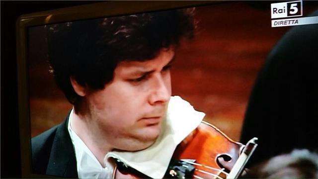 Violinista perfezionatosi in italia è all'estero, premiato in concorsi nazionali offre lezioni di violino per tutti i livelli