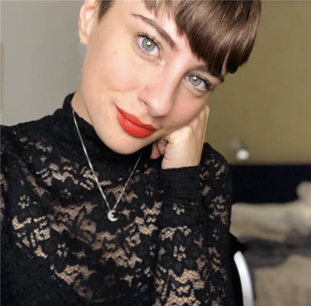 Ciao sono Elena Ridolfi! 

Laureata in scienze dell'Educazione con Specialistica al College Purchase NY. 

Ho vissuto due anni negli USA, ho lavorato per 5 anni con MotoGP gestendo le public relationships di un ristorante, pronta a farti comprendere le ba