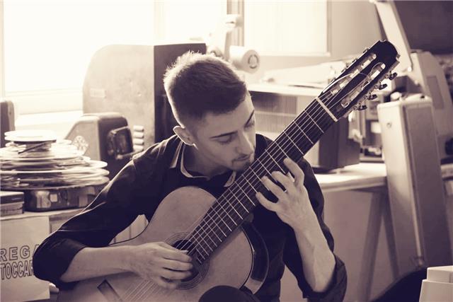 docente di chitarra classica, teoria e solfeggio impartisce lezioni