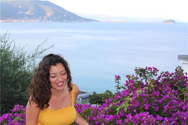 studentessa offre lezioni private di inglese