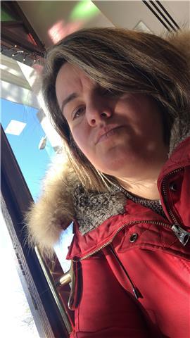 Sono madrelingue albanese . Ma ho giocato tante volte palla volo e pallacanestro a tirana da piccola . Ma ho studiato anche inglese da prima elementaria