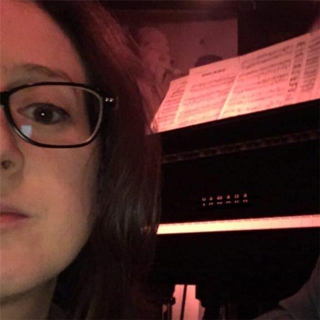 Insegnante Qualificata e con Esperienza ventennale offre lezioni di pianoforte classico e/o moderno ad allievi di ogni età