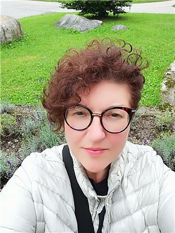 Offro lezioni di inglese, francese, tedesco oltre che italiano, matematica e storia a studenti di elementari, medie e superiori. Sono molto paziente e precisa e appassionata del mio lavoro