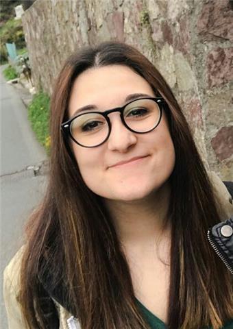 Ragazza di 23 anni, ex liceale, offre lezioni di italiano online