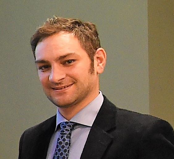 Ricercatore universitario laureato in scienze politiche e dottorato di ricerca in scienze politiche e relazioni internazionali impartisce lezioni di storia moderna e contemporanea, geopolitica e filosofia politica