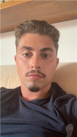 Studente di economia aziendale laureando offre lezioni e aiuto compiti