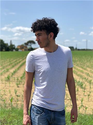 Studente universitario che da ripetizioni di lingua inglese e spagnola, volendo anche portoghese essendo madrelingua