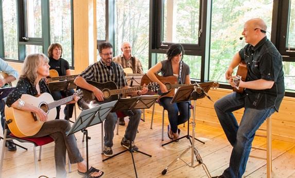 Professeur de guitare donne cours à domicile