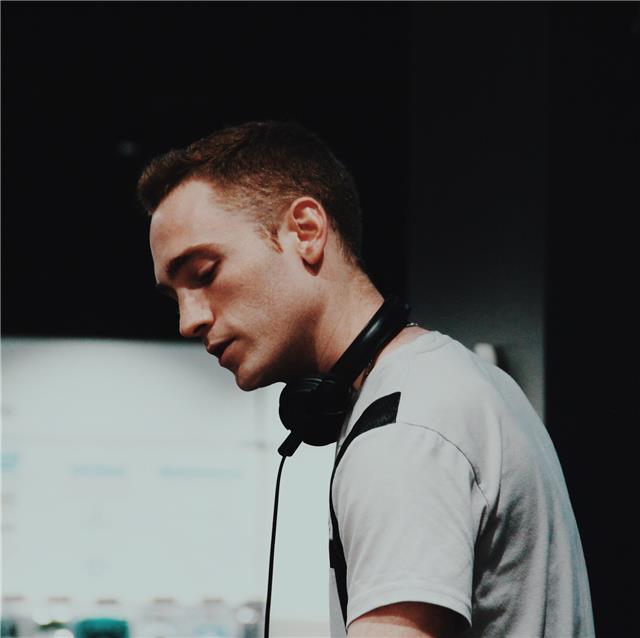 Profesional del sector. dj y productor musical con más de 10 años de experiencia. clases de iniciación y avanzado