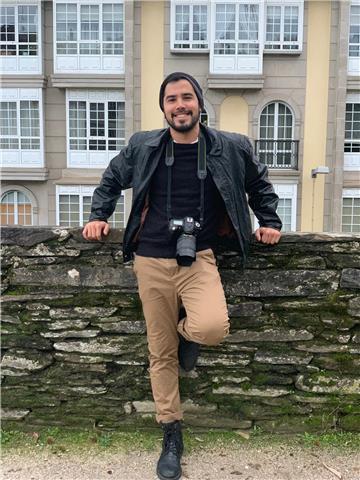 Diseñador gráfico y fotógrafo ofrece clases sobre técnicas de dibujo, herramientas y software de diseño gráfico. fotografía, producción audiovisual y retoque fotográfico