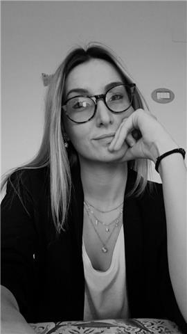 Lavoratrice Laureata in Lingue Offre Ripetizioni a Ragazzi e Adulti