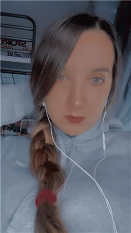 Chica de 18 años, con nivel de inglés intermedio. estube 5 meses en irlanda, estudiando inglés