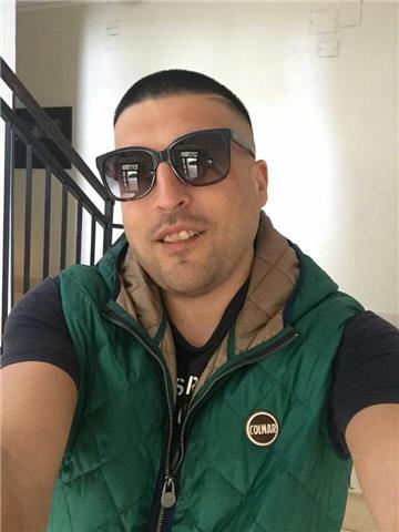 Giovane laureato da lezioni private e segue alunni nel dopo scuola