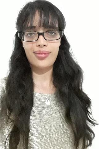 étudiante donne des cours de niveaux primaire au collége