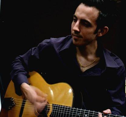 Chitarrista professionista impartisce lezioni di chitarra ad alunni di ogni età e preparazione