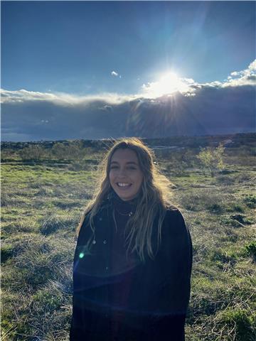 Profesora de ingles. Estudios bilingües en la Escuela Europea de Alicante, experiencia en dos ocasiones viviendo en Bruselas en una casa de lengua inglesa con 13 y 15 años y yéndome posteriormente a realizar mis estudios universitarios a Londres. Me sient
