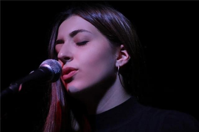 Laureata presso il Saint Louis College of Music propone lezioni di canto pop