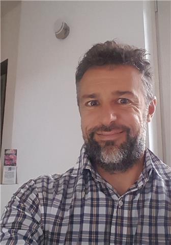 Giornalista, doppia laurea (di cui una in Lettere classiche), esperto in comunicazione e per anni educatore e animatore con i giovani.
Ripetizioni e assistenza nelle materie umanistiche: italiano (grammatica e antologia), storia, geografia ed educazione c