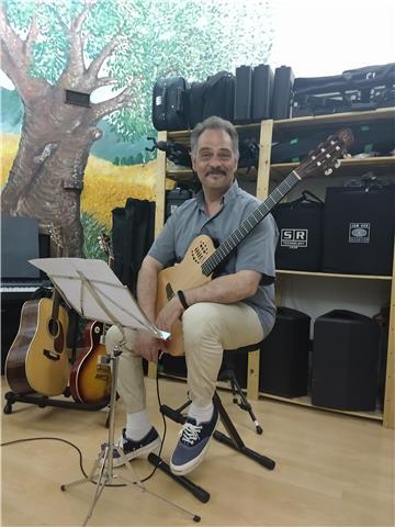 Sono un insegnante di musica e chitarra moderna