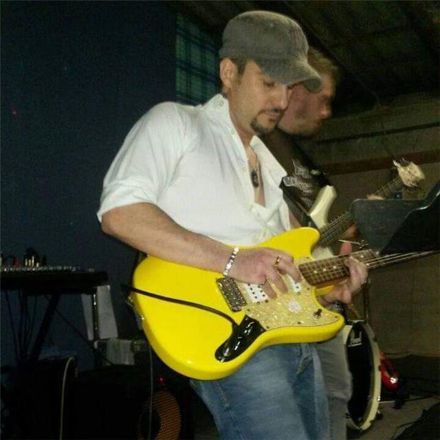 Hei mi chiamo Antonio! Se siete arrivati sino a qui avete avuto un buon intuito . La musica non ha eta' .Per grandi e per piccini con la passione per la musica