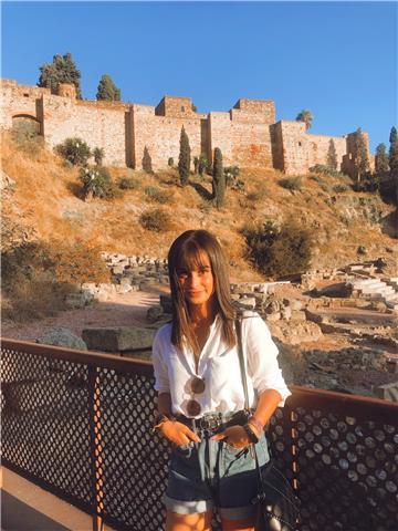 Estoy en la universidad por lo que puedo ofrecer diferentes materias a niños de primaria y eso