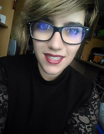 Actual profesional del diseño en front con aptitudes en maquetación (html5, css3, bootstrap4) y en lenguajes como java, js, php. 
con actitudes para la enseñanza, llevo más de 6 años enseñando diferentes materias para una gran diversidad de gente, desde l