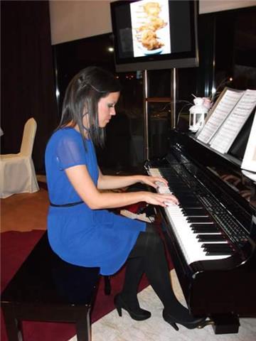 Se dan clases particulares de piano y lenguaje musical