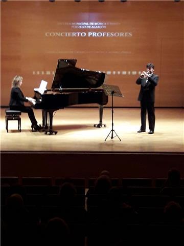 Profesora titulada superior con amplia experiencia en pedagogía musical da clases de piano, flauta, armonía y lenguaje musical
