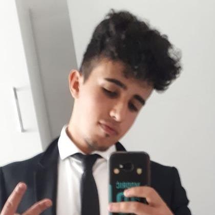 Estudiante universitario en ade imparte clases de matemáticas