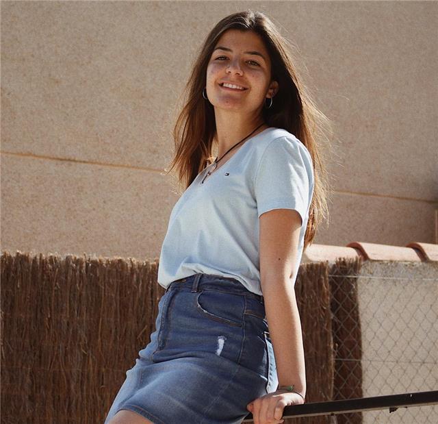 Estudiante universitaria, puedo dar clases de idiomas 
(inglés, valenciano, castellano). además, desde los 7 años toco la guitarra española y eléctrica, el piano y el bajo