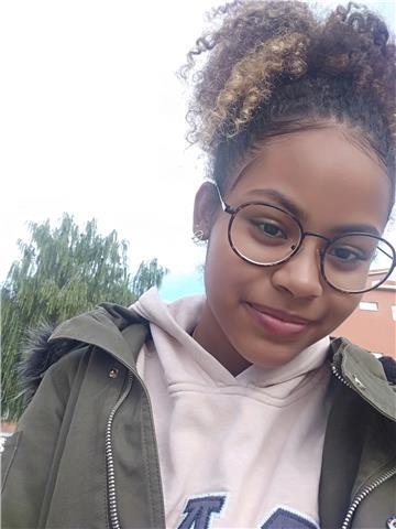 Profesora de lengua imparte clases a niñ@s de primaria