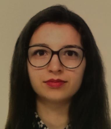 ragazza madrelingua italiana insegna a ragazzi/e-adulti stranieri