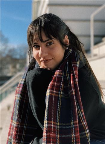 Soy una persona muy extrovertida y sociable y por ello tengo mucha facilidad para entablar conversaciones con fluidez a y hacer que los alumnos no les cueste expresarme sus problemas a la hora de aprender. daria clases a alumnos de 4 de eso o a alumnos qu