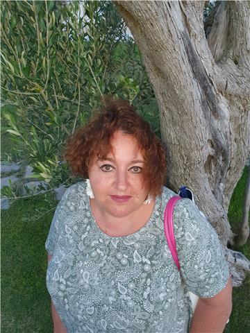 Laureata in lingue straniere moderne impartisco lezioni di lingua inglese a studenti di scuola elementare media o liceale. la mia passione e preparazione per le lingue, la mia affidabilità e pazienza con gli studenti fanno di me una insegnante piacevole e