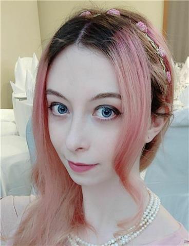 Studentessa universitaria offre lezioni per studenti di suole elementari, medie e superiori