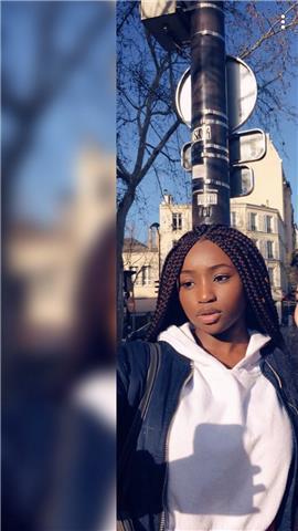 Jeune lycéenne donne des cours d’anglais