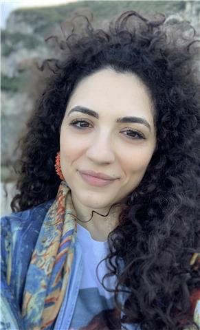 Studentessa universitaria impartisce lezioni di matematica