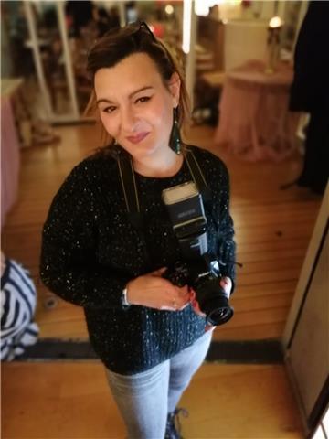Insegnante di materie artistiche impartisce lezioni di storia e tecnica della fotografia correlate da basi per la post produzione fotografica