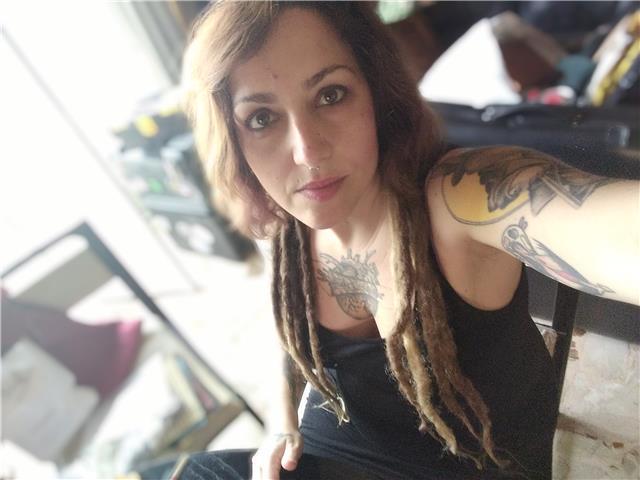 Plurilaureata e specializzata in lezioni di disegno e pittura, impartisce lezioni di disegno a tutti i livelli e di pittura, tutte le tecniche