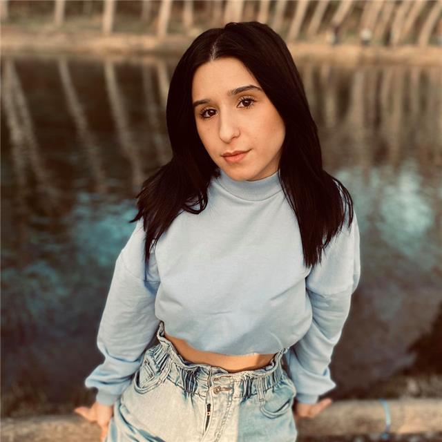Ragazza di 20 anni con diploma turistico offre ripetizioni a ragazzi di medie e superiori sia online che da casa
