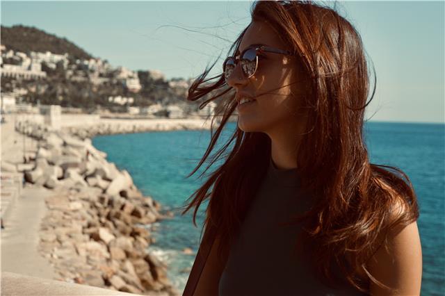 Studentessa di conservatorio impartisce lezioni di teoria, storia musicale e violino a principianti