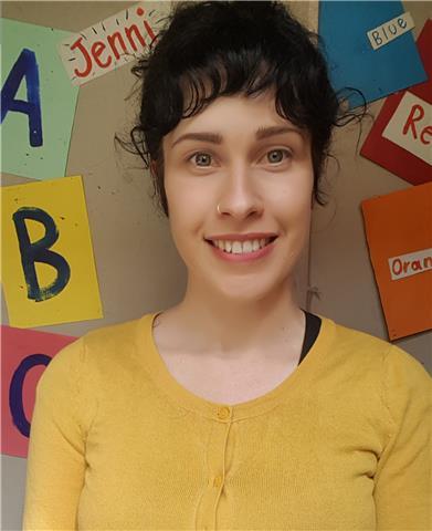 Native English/art teacher offering art classes in English
