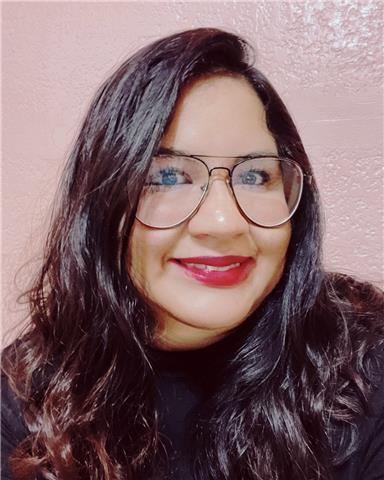 Profesora de inglés responsable y entusiasta impártele clases a jóvenes y adolescentes con intención de superación