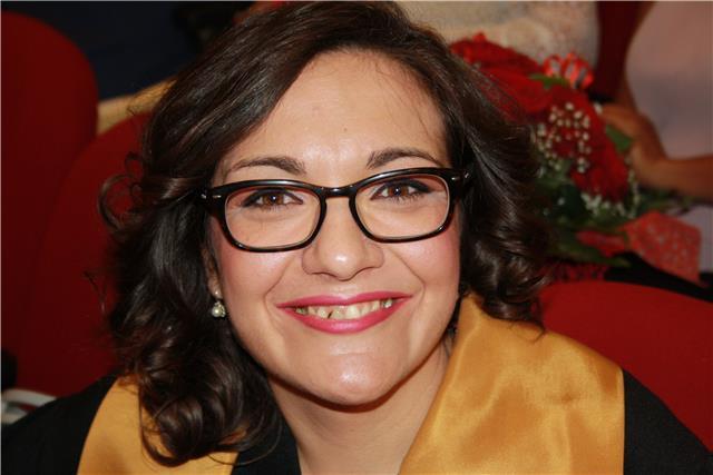 Laureata in scienze dell' educazione e scienze pedagogiche impartisce lezione di scienze sociali